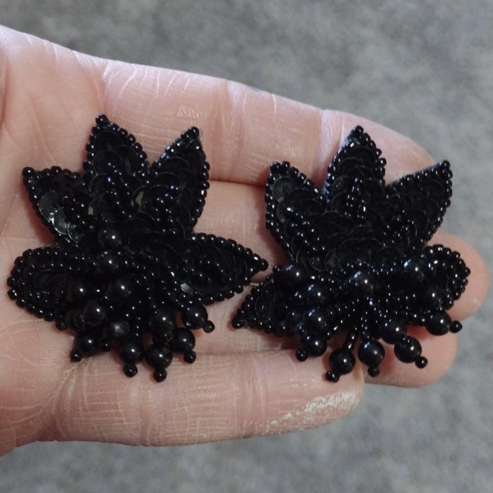 VINTAGE HAND SEWN BLACK SEAD BEADED FAN SHAPED PUSH-BACK DROP 1.5" EARRINGS